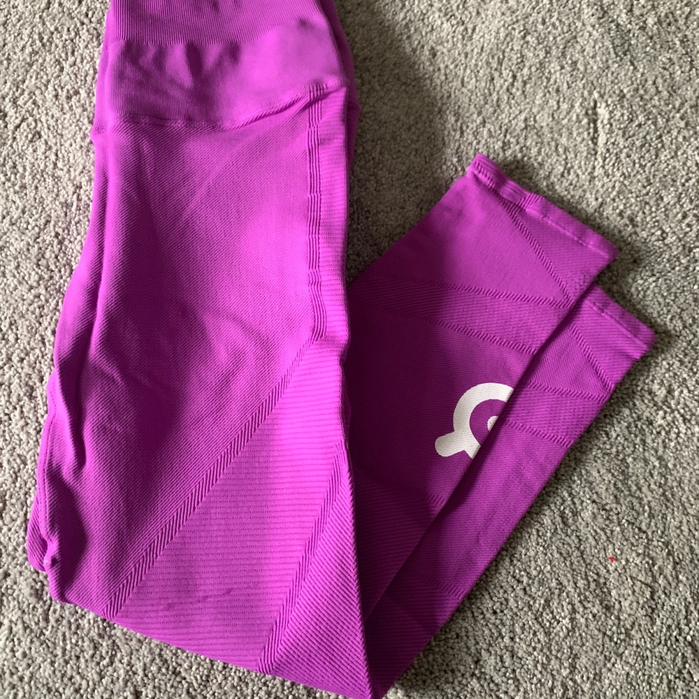 Women’s Peloton purple seamless shapeshifter 7/8 crop leggings, medium